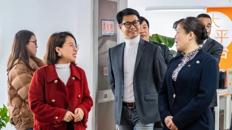 在签订加盟合同前，务必仔细审查合同条款，重点关注以下内容：